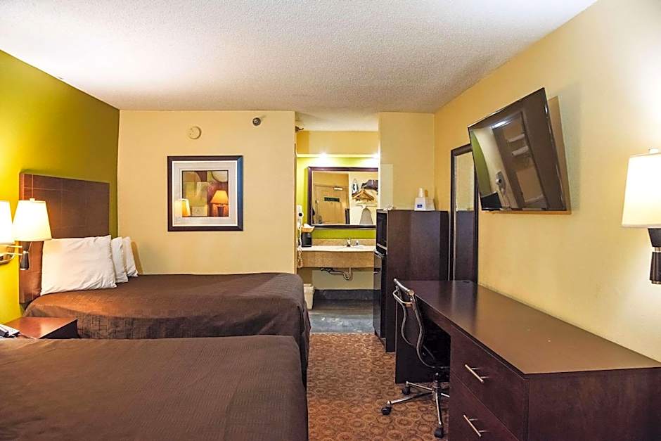 Rodeway Inn & Suites Clarksville near Governors Square Mall