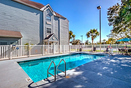 Microtel Inn and Suites - Zephyrhills