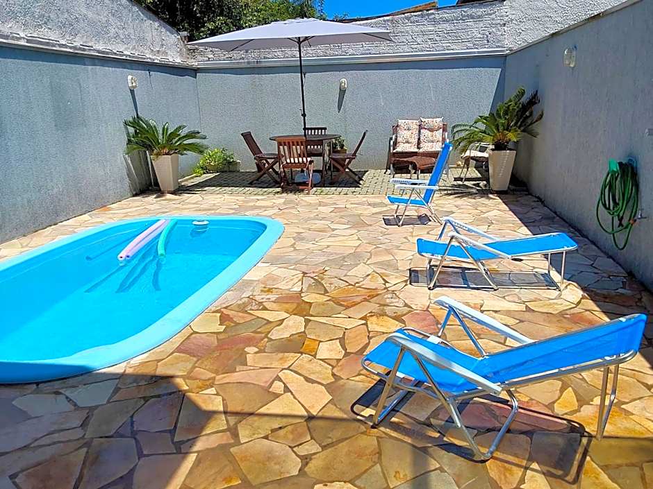 Casa com piscina duas quadras da praia