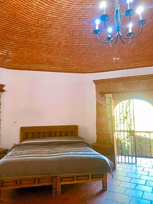 Residencia estilo Californiana Jardín de los Soles