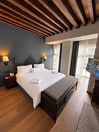 Junior Suite with City View
