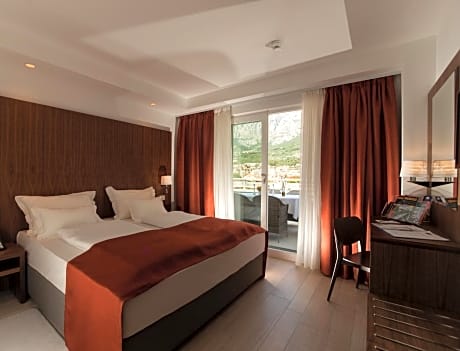 One-Bedroom Apartment with Balcony with sea View (2 Adults)