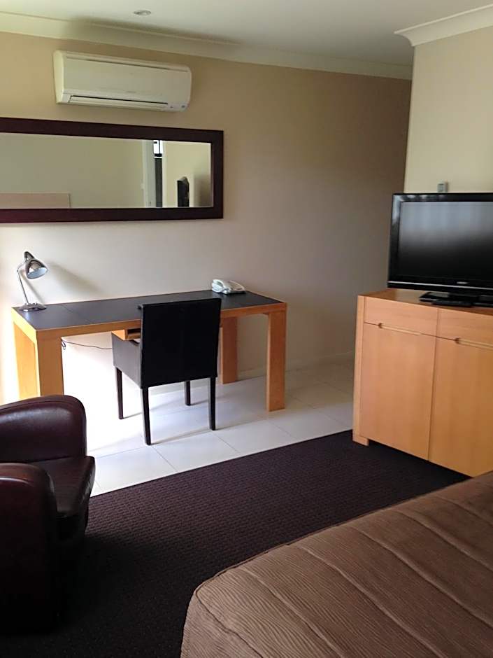 Francis Phillip Motor Inn and The Lodge