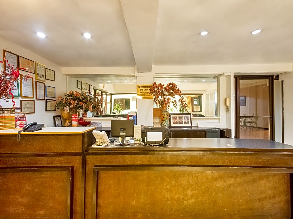 Vaccinated Staff - Capital O 465 Ford's Inn