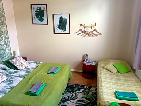 Private Twin Hostelroom with extra bed, shared shower and toilet