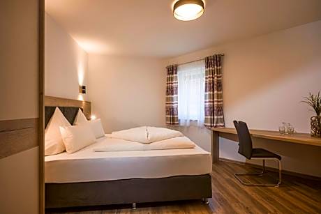 Three-Bedroom Apartment (AlpTirol)