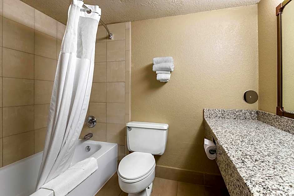 Quality Inn & Suites Des Moines - Merle Hay Road