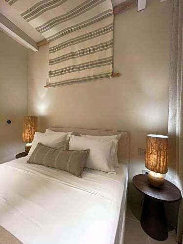 Meros, Santikos Collection