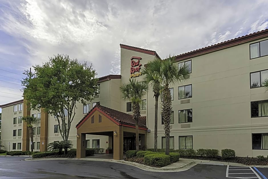 Red Roof Inn PLUS + Gainesville