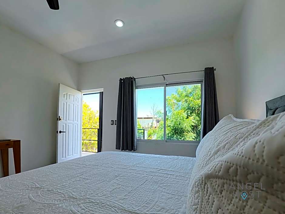 Commercial Zone Studios, Pool, BBQ and Beach 7 Blocks