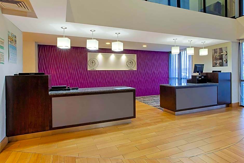 La Quinta Inn & Suites by Wyndham Detroit Metro Airport