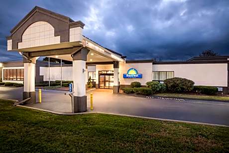 Days Inn by Wyndham Liberty