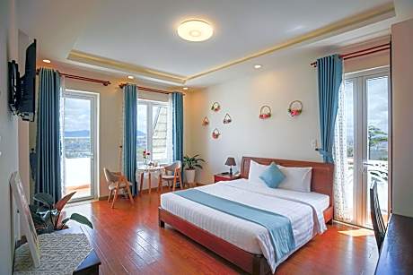 Deluxe King Room with Balcony