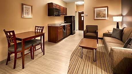 Larger King Suite with Bath Tub, Sofa Bed and Full Kitchen - Disability/Non-Smoking