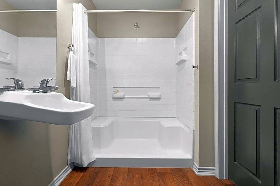 Eagle's Den Suites Cotulla a Travelodge by Wyndham