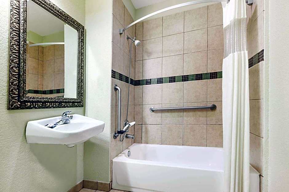 Grander Inn & Suites by IHG