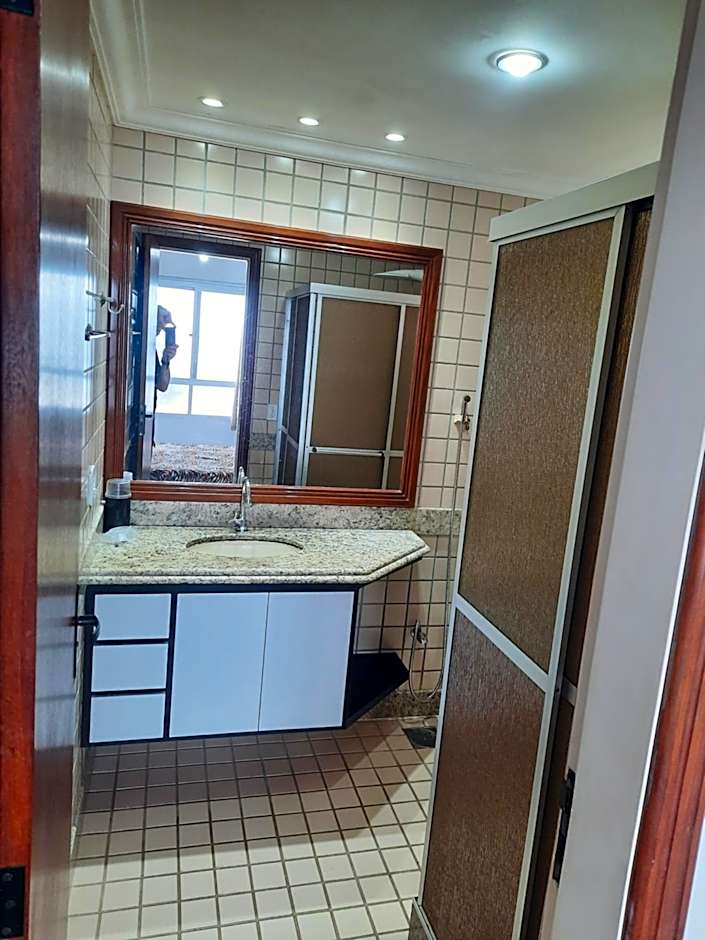 Apartamento BEIRA MAR VISTA TOTAL - SENSAÇÃO DE CASA TÉRREA A BEIRA MAR - COZINHA EQUIPADA -AIR FRYER -ÁREA DE CHURRASCO PRIVATIVA- TVS SMART- DISNEY PLUS E OUTROS-PRAIA IDEAL PARA CRIANÇAS-PET FRIENDLY-KIT PRAIA 4 PESSOAS