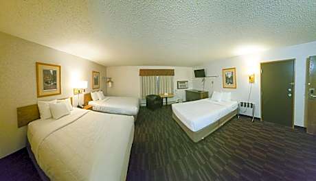 3 Queen Beds, Family Room, Non-Smoking