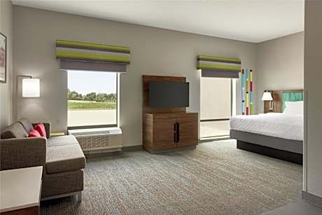 1 King Mobility/hearing Access Tub Studio Ns Vis Firealrm/door/phn Alrt/sofabed Microwv/fridge/hdtv/