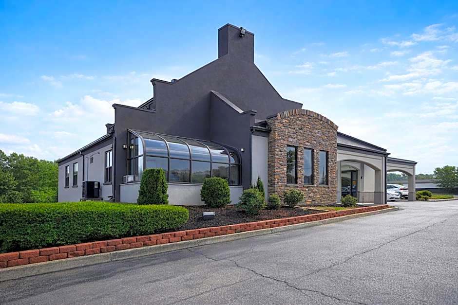 Quarters Inn & Suites