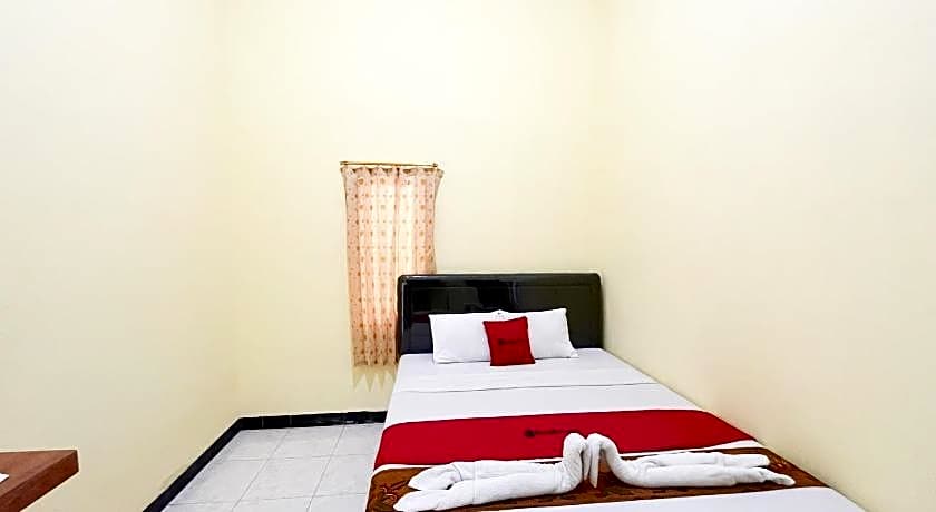 RedDoorz Near Makam Bung Karno Blitar