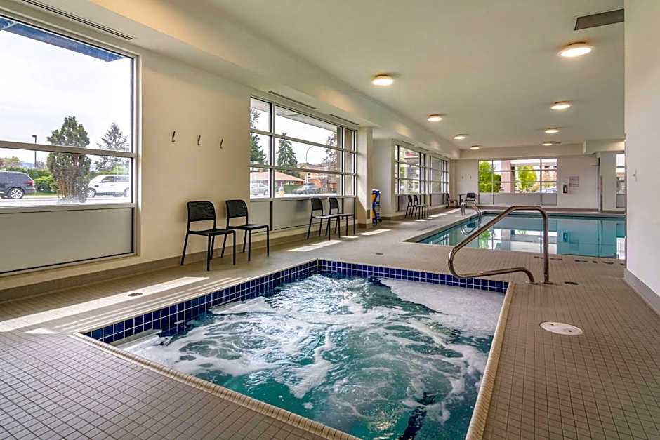 Econo Lodge Inn & Suites