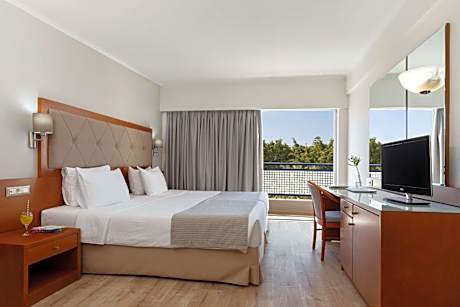 Triple Room with City View - Non-Smoking