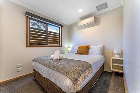 Luxury Three-Bedroom Mountain Spa Townhouse