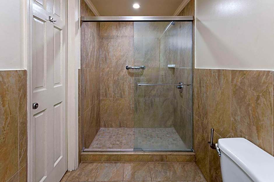 Travelodge by Wyndham Manhasset