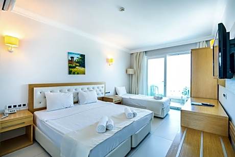 Standard Triple Room with Sea View