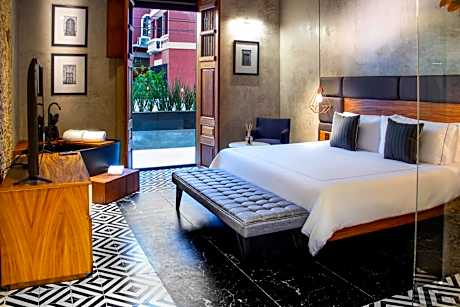 Deluxe King Suite