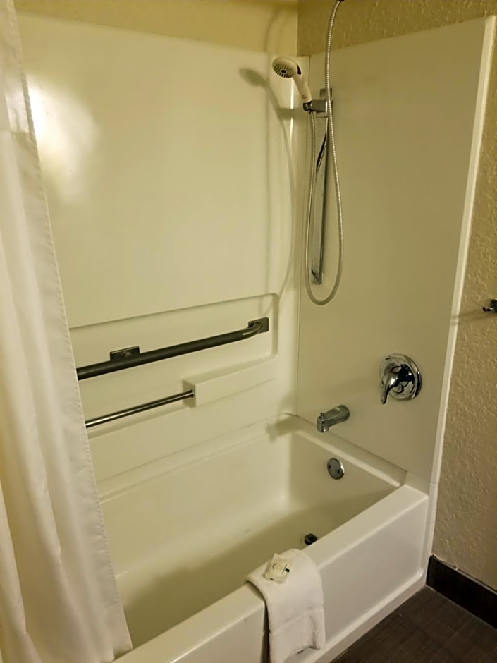 Quality Inn & Suites Leesburg Chain of Lakes