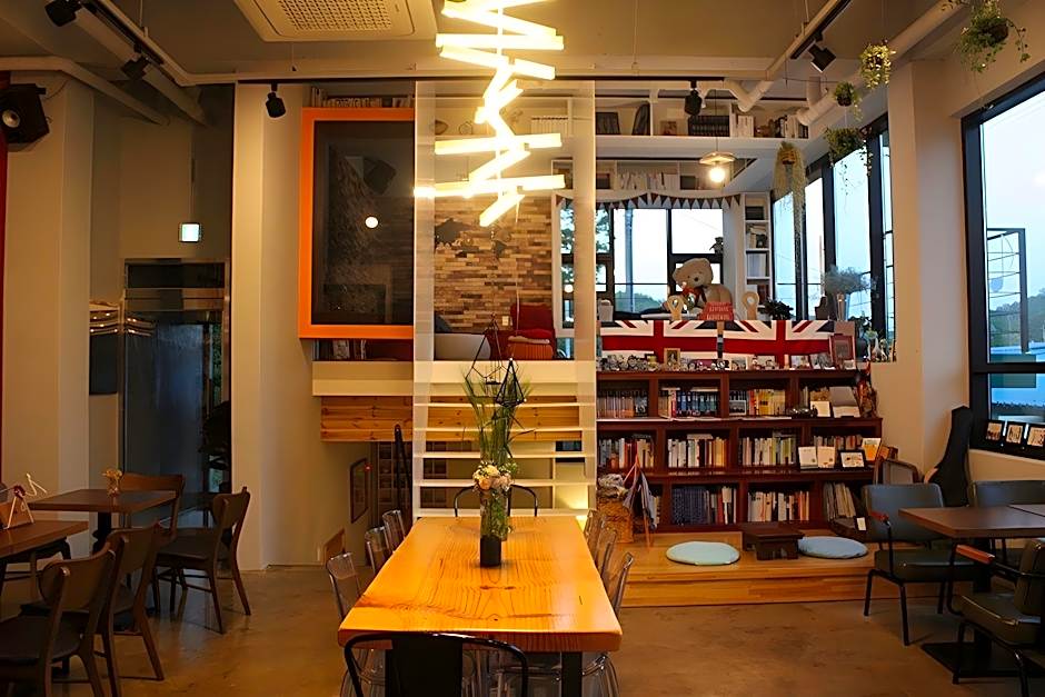 Andong Poonggyung Hostel N Library