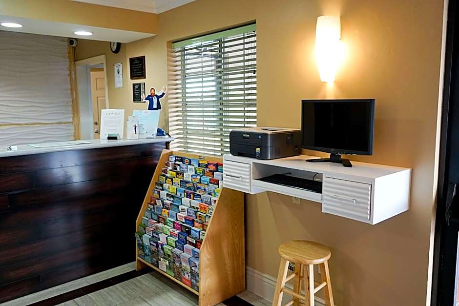 Howard Johnson by Wyndham Salinas