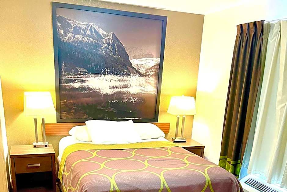 Super 8 by Wyndham Hinton