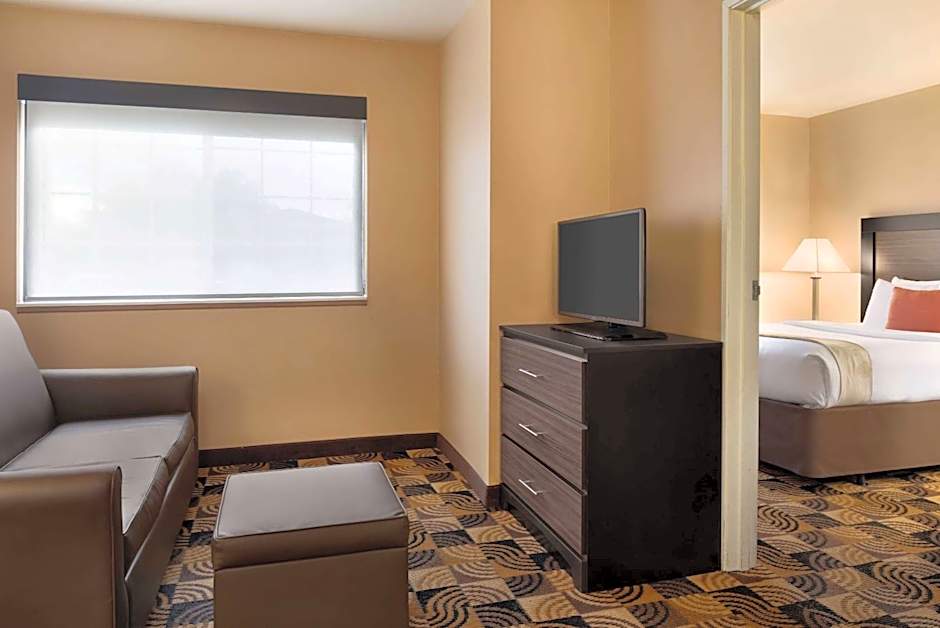Hawthorn Extended Stay by Wyndham Milwaukee Airport