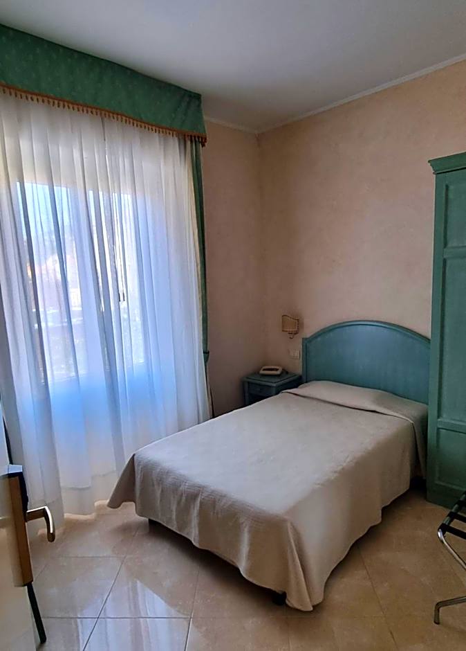 Hotel Riviera 3 Stelle con piscina estiva gratuita e garage a pagamento