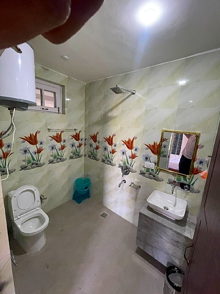 Pandith Exotics Hotel And Restaurant 