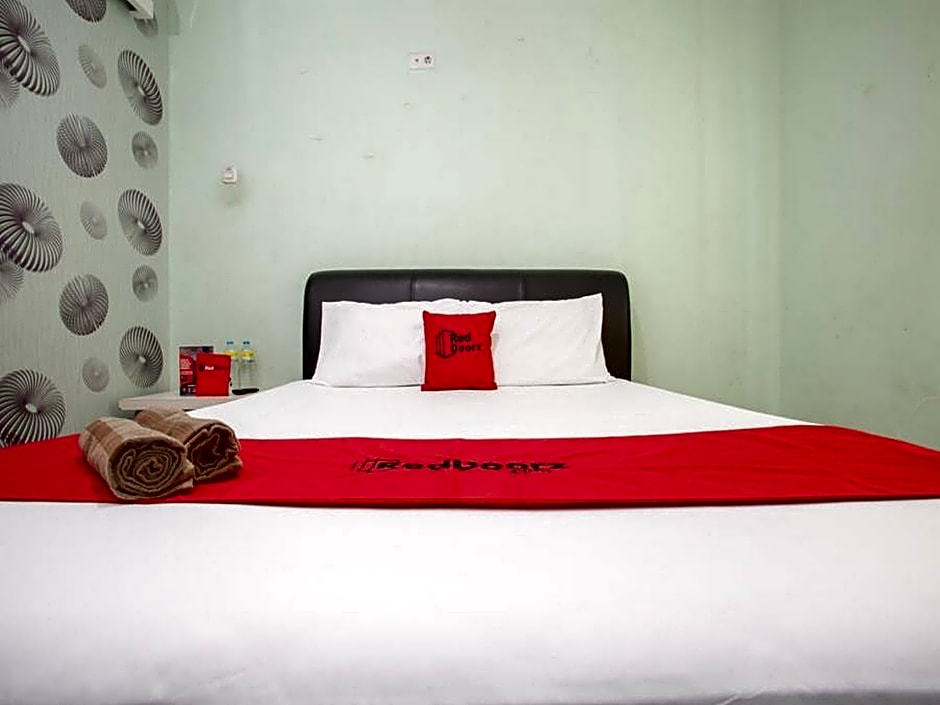 RedDoorz @ Raya Tidar