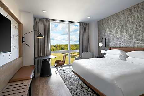 Separate Living Area, Club level, 1 Bedroom 2 room Suite, 1 King, Courtyard view