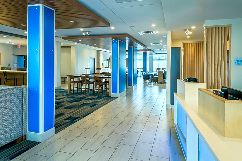 Holiday Inn Express & Suites - Medford, an IHG Hotel