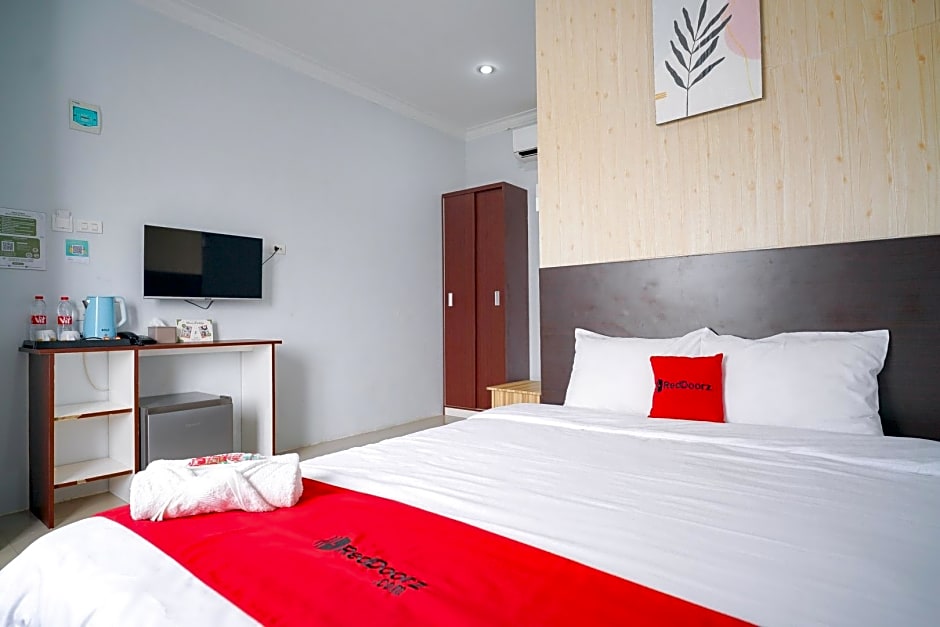 RedDoorz Premium @ Raja Hostel Syariah Lampung