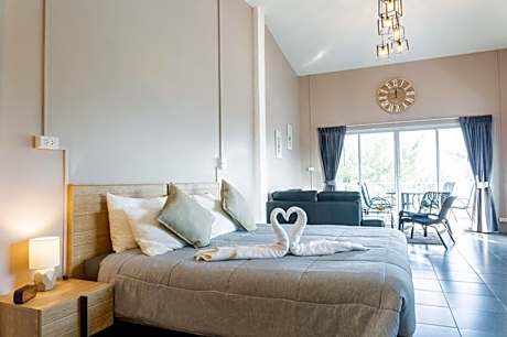 Deluxe Suite with Sea View - 4th Floor