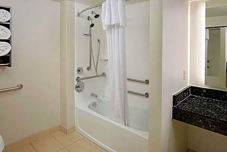 1 Bdrm King Mobility Acc Tub Suite Separate Bdrm/living Rm-sofabed-full Kitchen Free Wifi-daily Hot