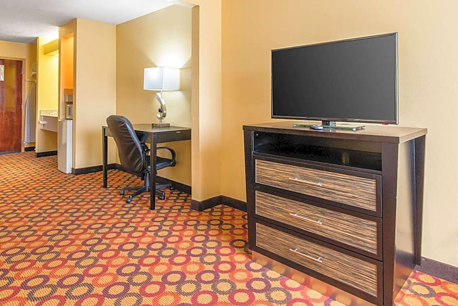 Quality Inn & Suites Montgomery East Carmichael Rd