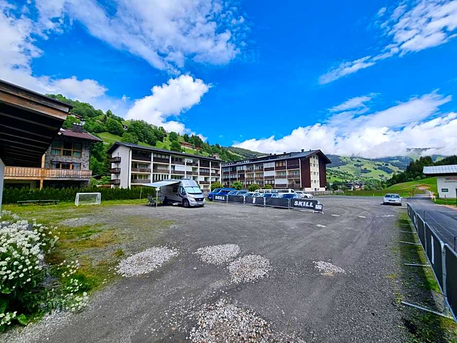 SKILL Mountain Lodge - Ski und Bike Hostel im Sommer mit JOKER CARD