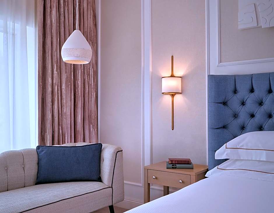 The College Green Dublin Hotel, Autograph Collection