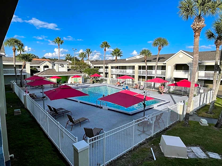 Newly renovated room in cozy hotel near Disney 2