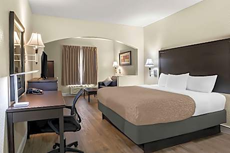 1 King Bed Suite Nonsmoking