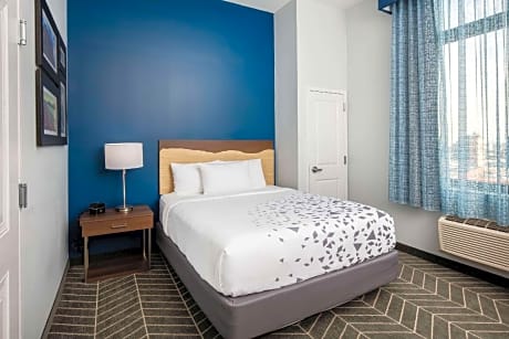 1 Queen Bed Mobility Accessible Room Non-Smoking